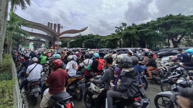 TMII 'diserbu' warga yang hendak libur Tahun Baru 2022 pada Sabtu (1/1/2022) siang. TMII 'diserbu' warga yang hendak libur Tahun Baru 2022 pada Sabtu (1/1/2022) siang.