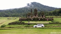 Pura Dalem Tamblingan yang terletak persis disebalah Danau itu juga berada di sebelah utara Gunung Lesung, kawasan Desa Munduk, Kecamatan Banjar, Kabupaten Buleleng, Bali. Beginilah penampakannya saat Toyota Corolla Cross Hybrid melintas. Eksotis sekali bukan.
