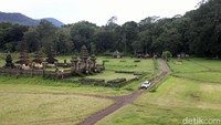 Di sekitar area danau juga terdapat Pura Dalem Tamblingan. Sebagai informasi, danau yang ada disini terbentuk di dalam sebuah kaldera besar yang merupakan satu dari tiga danau kembar. 