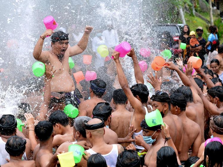 Tradisi Perang Air Sambut Tahun Baru di Bali