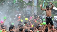 Tradisi itu dilakukan warga setempat untuk membersihkan diri secara lahir dan batin serta memperkuat rasa persaudaraan sekaligus menjadi atraksi wisata bagi wisatawan. 