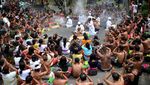 Tradisi Perang Air Sambut Tahun Baru di Bali