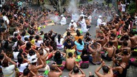 Sejumlah warga bersembahyang saat tradisi perang air dalam rangkaian Festival Air Suwat di Desa Suwat, Gianyar, Bali.