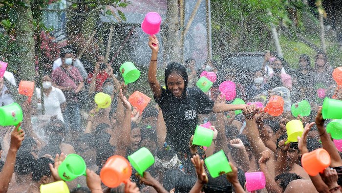 Sejumlah warga saling menyiramkan air saat Tradisi Perang Air dalam rangkaian Festival Air Suwat di Desa Suwat, Gianyar, Bali, Sabtu (1/1/2022). Tradisi itu dilakukan warga setempat untuk membersihkan diri secara lahir dan batin serta memperkuat rasa persaudaraan sekaligus menjadi atraksi wisata bagi wisatawan. ANTARA FOTO/Fikri Yusuf/rwa.