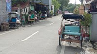 Kebanyakan tukang becak pun menganggur. Becaknya juga kosong. Sebuah pemandangan yang sangat menyedihkan. (Dian Utoro Aji/detikTravel)