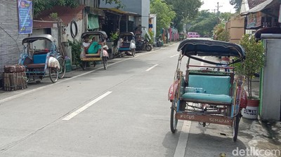 Wisatawan Luar Tak Boleh Datang, Tukang Becak di Kudus Pasrah