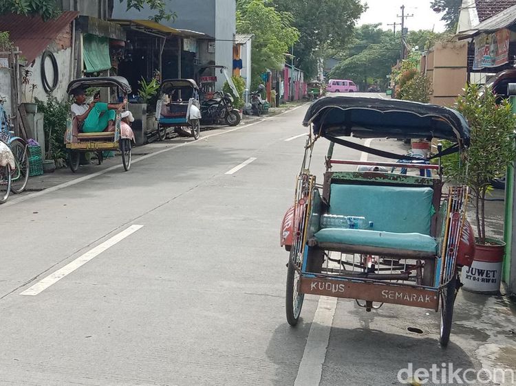 Wisatawan Luar Tak Boleh Datang, Tukang Becak di Kudus Pasrah