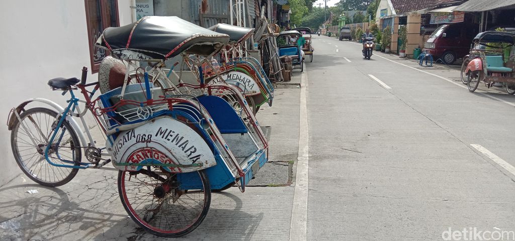 Tukang becak wisata di Terminal Bakalan Krapyak Kudus