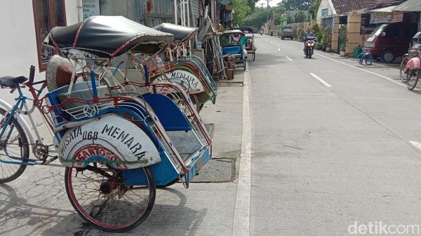 Sebelum ada aturan itu, seorang tukang becak bisa mendapatkan 20 penumpang dalam sehari. Namun karena terminal ditutup, mereka mengaku tidak mendapatkan penumpang sama sekali. (Dian Utoro Aji/detikTravel) Sebelum ada aturan itu, seorang tukang becak bisa mendapatkan 20 penumpang dalam sehari. Namun karena terminal ditutup, mereka mengaku tidak mendapatkan penumpang sama sekali. (Dian Utoro Aji/detikTravel)