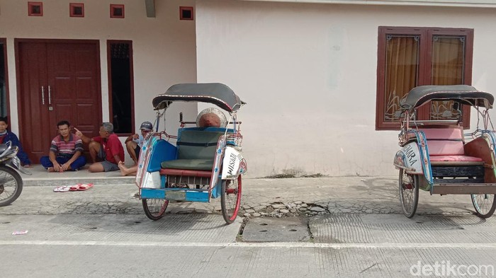 Tukang becak wisata di Terminal Bakalan Krapyak Kudus Tukang becak wisata di Terminal Bakalan Krapyak Kudus
