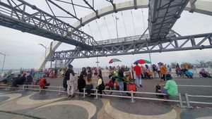 Jembatan Suroboyo Kenjeran Ramai Dikunjung Meski Tutup, PKL Bebas Jualan