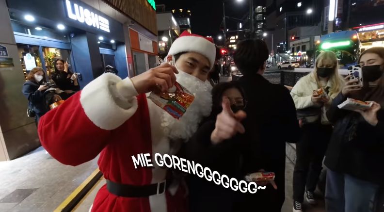 YouTuber Korea Bagikan Indomie Gratis Kepada Netizen Korea di Jalanan