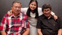 Almira berpose bersama kedua kakeknya. Foto: Instagram