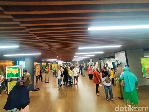 Alun-alun Suroboyo ramai pengunjung di hari terakhir liburan tahun baru. Antrean pengunjung sempat terjadi di pintu masuk menuju basemen.