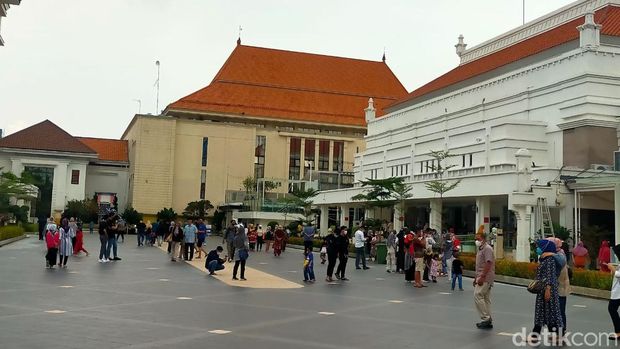 Alun-alun Suroboyo ramai pengunjung di hari terakhir liburan tahun baru. Antrean pengunjung sempat terjadi di pintu masuk menuju basemen.