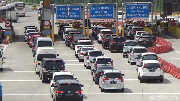 Kendaraan mengantre di Gerbang Tol Kalihurip Utama (kalitama) arah Bandung, Karawang, Minggu (2/1/2022).