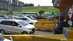 Antrean di Gerbang Tol Kalitama Arah Bandung Saat Arus Liburan