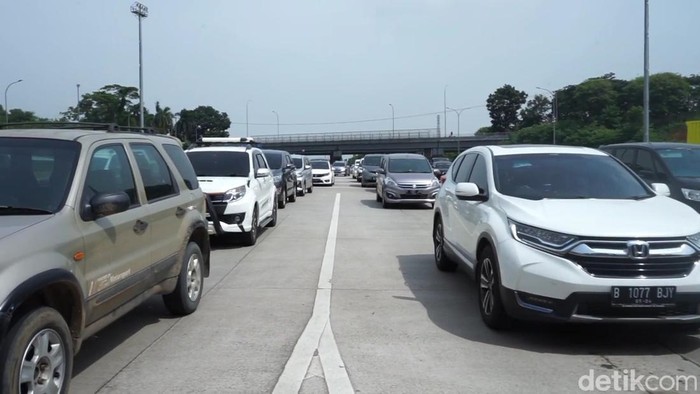 Kendaraan mengantre di Gerbang Tol Kalihurip Utama (kalitama) arah Bandung, Karawang, Minggu (2/1/2022).