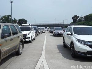 Imbas Keluar Masuk Rest Area, Tol Karawang Timur Menuju Cikampek Macet