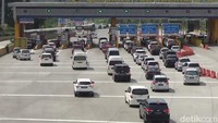 Meski demikian, antrean tidak sampai mengular sangat panjang, roda terus berputar sesekali berhenti karena adanya aktivitas pembayaran di gardu tol. 