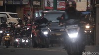 Jalan tersebut kerap dilintasi kendaraan roda dua yang berasal dari daerah Cirebon atau Tasikmalaya menuju ke arah Kota Bandung. 