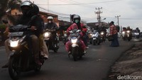 Kendaraan roda dua mendominasi arus lalu lintas di jalan tersebut. 