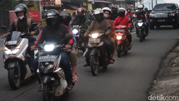 Arus Balik Libur Tahun Baru, Jalur Cileunyi Diserbu Sepeda Motor Arus balik libur Nataru, lalu lintas di Jalan Raya Cileunyi, Kabupaten Bandung terpantau ramai lancar, Minggu (2/1/2021) petang.