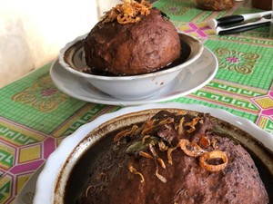 Awal Tahun 2022, Berani Coba Bakso Item dengan Kuah Rawon?