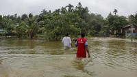Banjir merendam kawasan pemukiman hingga setinggi paha orang dewasa.