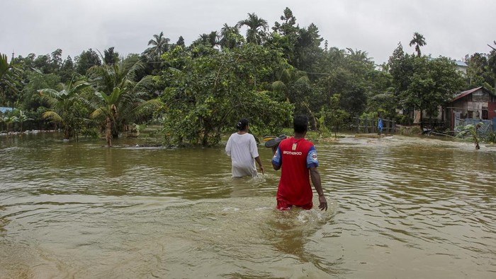 Seorang anak berada di dalam rumahnya yang terendam banjir di salah satu kawasan permukiman di daerah Muka Kuning, Batam, Kepulauan Riau, Minggu (2/01/2022). Tingginya intensitas hujan yang terjadi menyebabkan Sejumlah permukiman terendam banjir. ANTARA FOTO/Teguh Prihatna/foc.