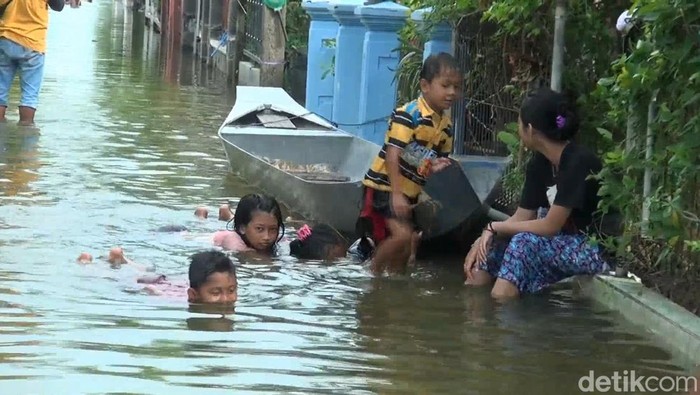 Banjir akibat luapan Bengawan Njero masih melanda satu desa di Lamongan. Warga akhirnya melewati momen tahun baru dengan di rumah saja.