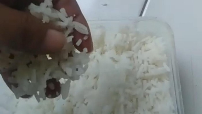 Beras bansos di Pandeglang dikeluhkan warga.