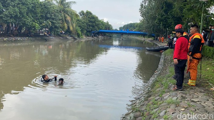 Dua anak tenggelam di Kalimas, Ngagel, Surabaya. Satu korban selamat, namun yang satu lagi ditemukan tewas tenggelam.