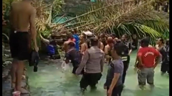 Cabang pohon sawit timpa pengunjung tempat wisata di Tasikmalaya.
