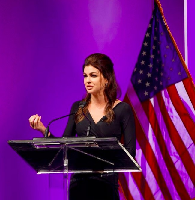 Dalam pidatonya di kerumunan Partai Republik, Casey masih sempat memberikan lelucon. Foto: dok. Instagram/@flcaseydesantis