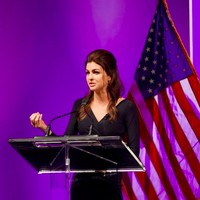 Dalam pidatonya di kerumunan Partai Republik, Casey masih sempat memberikan lelucon. Foto: dok. Instagram/@flcaseydesantis