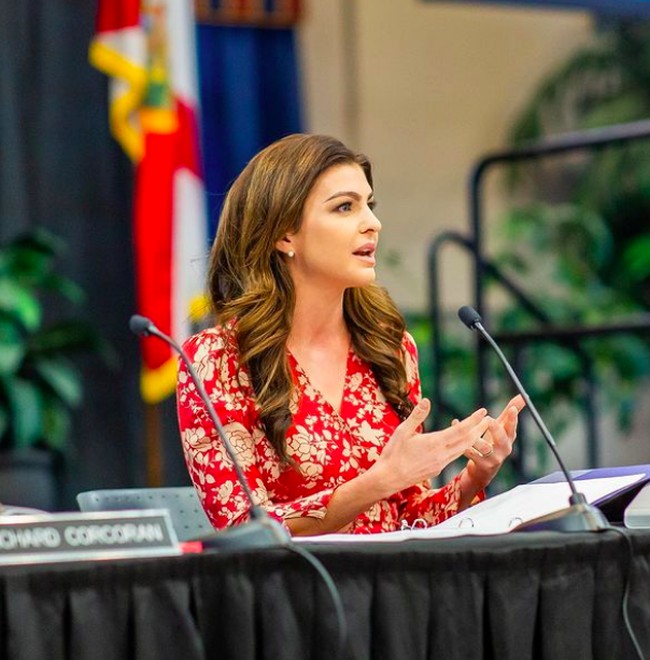 “Sangat yakin aku tidak akan menyerah,” ucap Casey dalam penampilannya di publik pada Oktober lalu. Foto: dok. Instagram/@flcaseydesantis