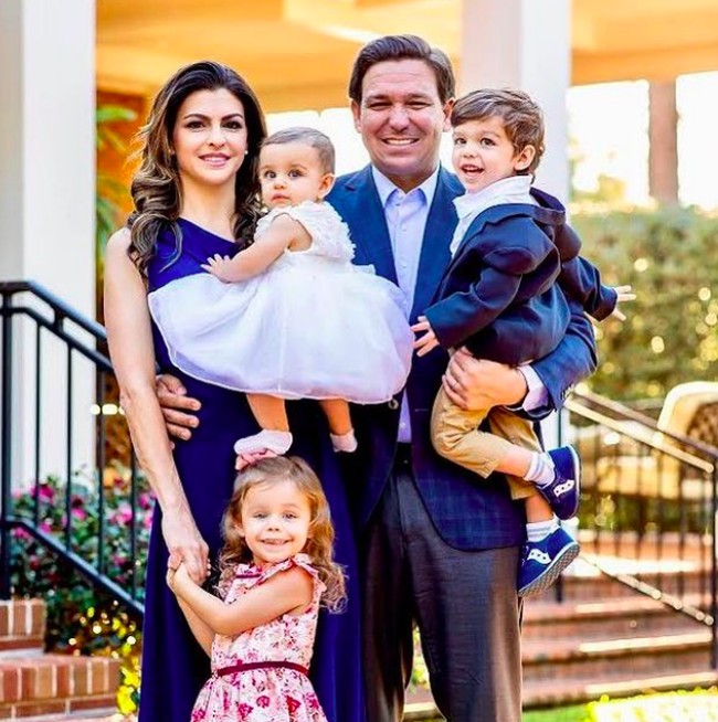 Ron meluruskan kritikan tersebut. Dia mengaku bahwa tidak menghilang, namun tengah mengurus istrinya yang tengah melakukan perawatan kanker. Foto: dok. Instagram/@flcaseydesantis