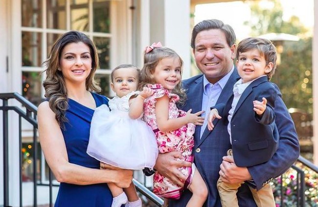 Tapi di tengah Casey melawan kankernya, sang suami menghadapi kritikan dari banyak pihak. Foto: dok. Instagram/@flcaseydesantis