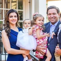 Tapi di tengah Casey melawan kankernya, sang suami menghadapi kritikan dari banyak pihak. Foto: dok. Instagram/@flcaseydesantis