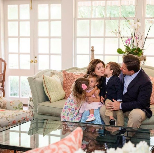 Ron dinilai menghilang dan tidak mengurus Covid yang angkanya semakin naik di Florida. Dia dikritik karena melakukan liburan. Foto: dok. Instagram/@flcaseydesantis