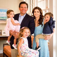 Inilah potret keluarga sang gubernur saat mengucapkan Hari Natal. Merry Christmas and God bless! @flgovrondesantis, Madison, Mason, Mamie and I send joy, peace and love. May the spirit of Christmas be with you and your family throughout the New Year,” tulis Casey di Instagramnya. Foto: dok. Instagram/@flcaseydesantis