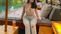 Pada sebuah unggahan YouTube milik Starpro Indonesia, dirinya mengaku jago masak. Tinggal hanya seorang diri membuat dirinya harus jago memasak. Foto: Instagram/cassangelie
