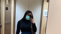Pergi kemanapin Cassandra tak pernah lupa membawa air putih. Bahkan dirinya bisa sampai membawa dua botol air mineral sekaligus. Foto: Instagram/cassangelie