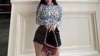Kini Cassandra Angelie tengah terkait kasus prostitusi online. Dirinya tertangkap basah tengah bersama seorang pria di kamar hotel. Foto: Instagram/cassangelie