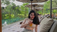 Menyambangi kafe di pinggir pantai, Cassandra Angelie memesan sebuah minuman dingin yang segar. Tampil fashionable, Cassandra begitu menikmati waktu liburannya. Foto: Instagram/cassangelie