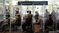 Para calon pengguna wajib sudah memiliki kode booking tiket. 