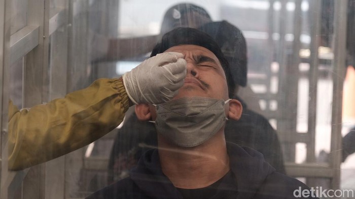 Harga rapid test antigen COVID-19 yang disediakan di sejumlah stasiun PT Kereta Api Indonesia (Persero) Daop 1 Jakarta turun. Tarif tes antigen yang sebelumnya Rp 45 ribu kini turun menjadi Rp 35 ribu.