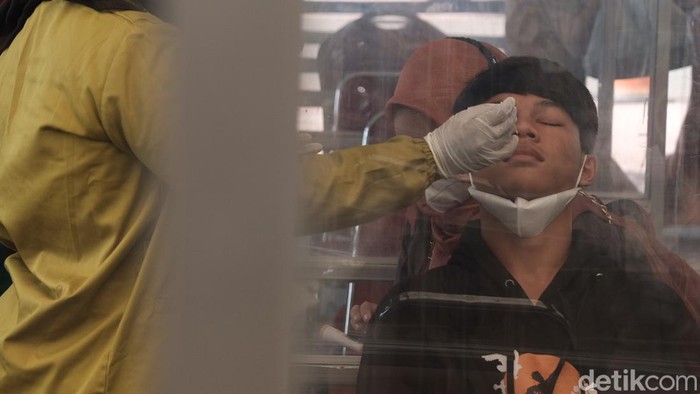 Catat! Harga Tes Antigen di Stasiun Gambir-Pasar Senen Jadi Rp 35 Ribu Harga rapid test antigen COVID-19 yang disediakan di sejumlah stasiun PT Kereta Api Indonesia (Persero) Daop 1 Jakarta turun. Tarif tes antigen yang sebelumnya Rp 45 ribu kini turun menjadi Rp 35 ribu.