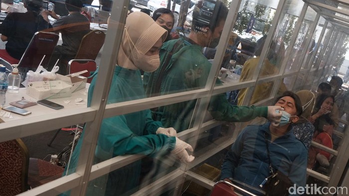 Catat! Harga Tes Antigen di Stasiun Gambir-Pasar Senen Jadi Rp 35 Ribu Harga rapid test antigen COVID-19 yang disediakan di sejumlah stasiun PT Kereta Api Indonesia (Persero) Daop 1 Jakarta turun. Tarif tes antigen yang sebelumnya Rp 45 ribu kini turun menjadi Rp 35 ribu.